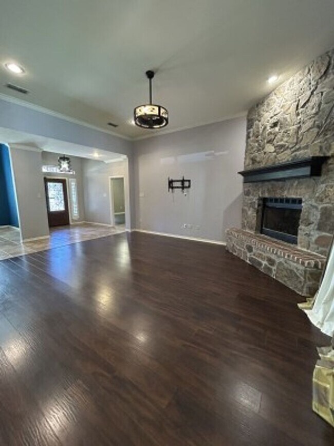 Foto del edificio - 617 Huntwick Ln