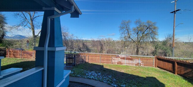 Foto del edificio - Enjoy The River Breeze On The Front Porch