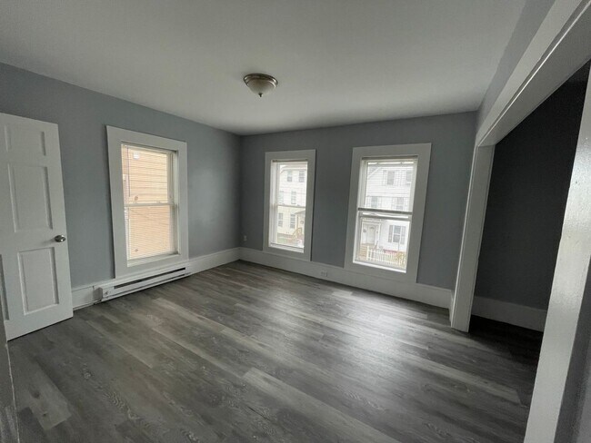 Foto del edificio - Second floor 4 Bedroom 1 Bathroom Two Stor...