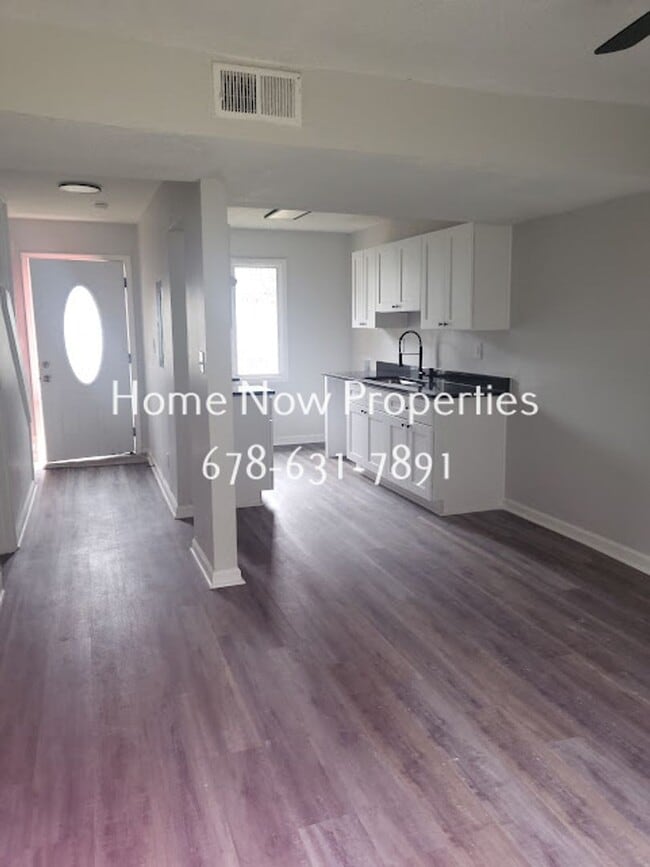 Foto del edificio - Modern Townhome w/ Granite Kitchen + Fenced Yard – Move-In Ready