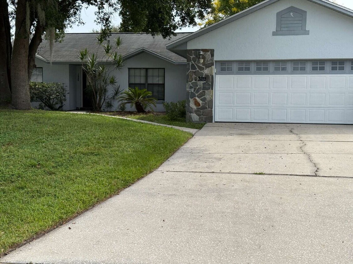 Foto principal - "Charming 3-Bedroom Retreat with 2 Full Ba...