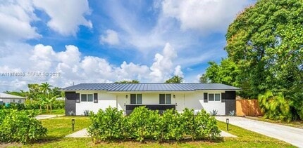 Building Photo - 1001 NE 110th St