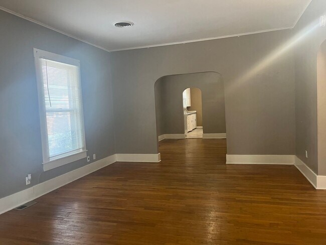 Foto del edificio - Large 3 bedroom 1 bath steps away from PSU...