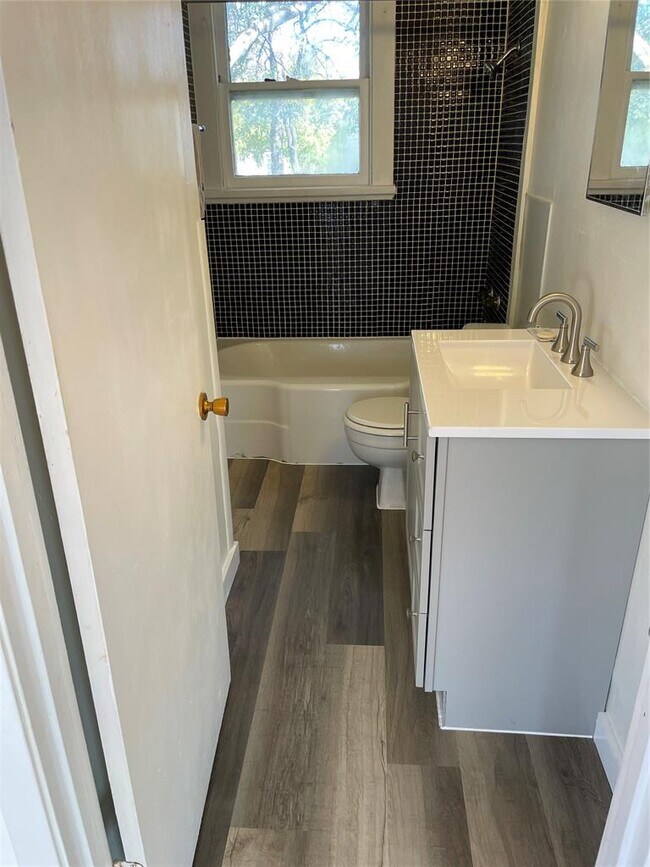 Foto del edificio - 1809 W 38th St