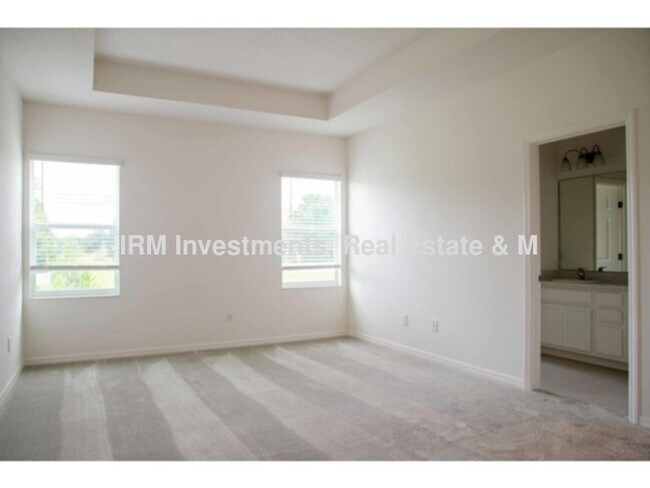Building Photo - 3 bed 2.5 bath townhome 2 car garage