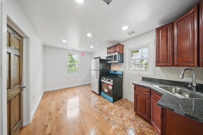 Building Photo - 14 Yankee Pl