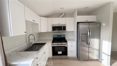 Building Photo - 314 S Broadway