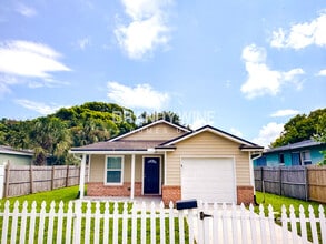 Building Photo - 628 4th Ave S