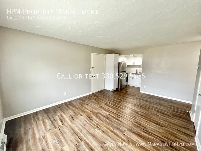 Foto del edificio - 21955 Miles Rd