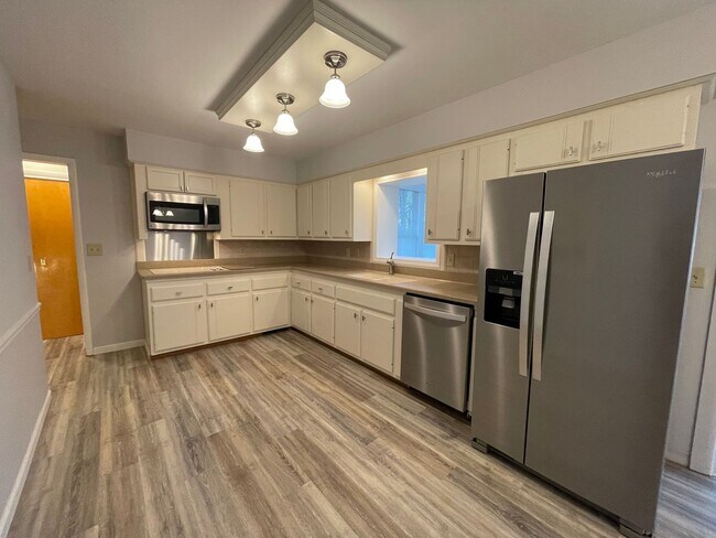 Building Photo - Three Bedroom Home in Richland