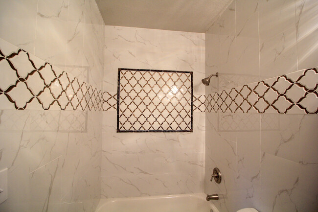 Building Photo - Historic 3/2 Adorable Remodel in Dignowity...
