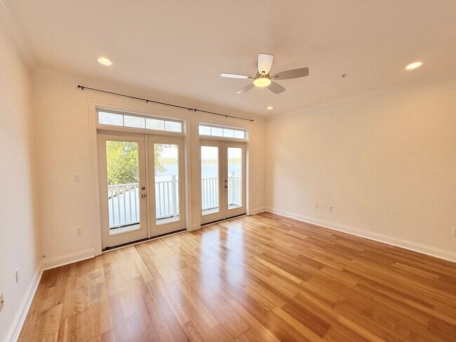 Foto del edificio - 3-Level Waterfront Townhome