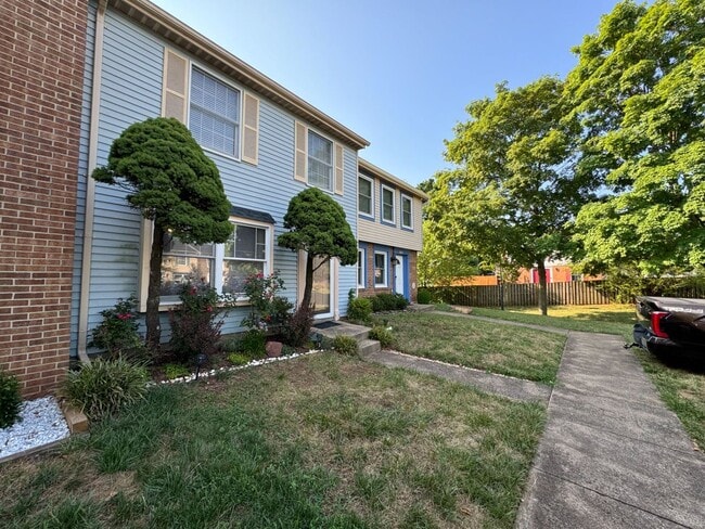 Building Photo - Newly Renovated 3 Bed 2.5 Bath Townhome With A Fenced Yard In Bannerwood Community