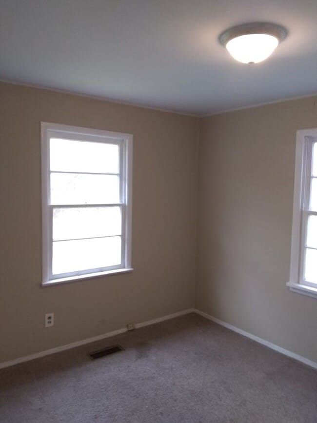 Building Photo - BACK ON THE MARKET!  $15.00 APPLICATION FE...