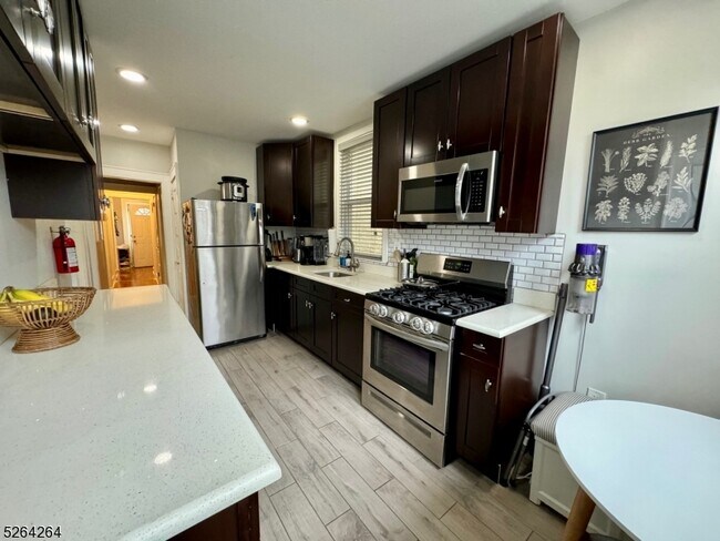 Foto del edificio - 10 Willowdale Ave