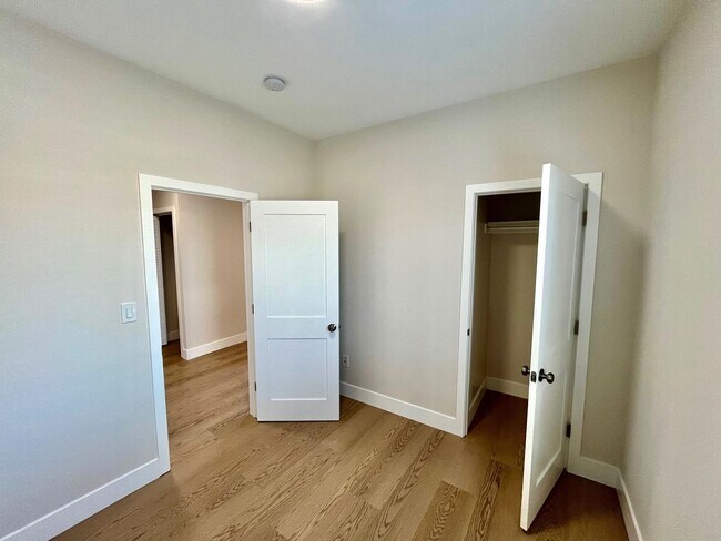 Foto del edificio - SPECTACULAR, TOP FLOOR 2 BED/1 BATH FULLY RENOVATED!!!