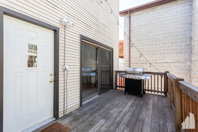 Building Photo - Unbelievable Lakeview Coach House