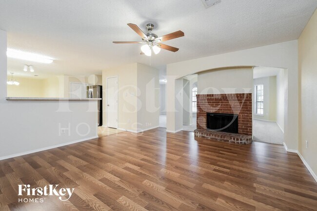 Foto del edificio - 905 Shady Brook Ln