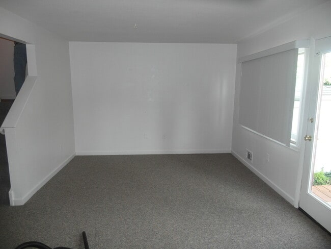 Building Photo - 3 Bedroom, 1.5 Bathroom Quadra-Plex Unit