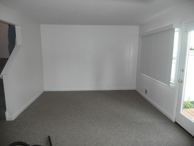 Foto del edificio - 3 Bedroom, 1.5 Bathroom Quadra-Plex Unit