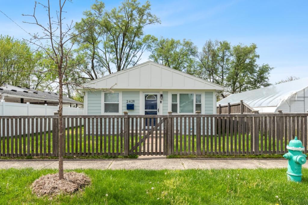 Foto principal - 2428 Sheldon St
