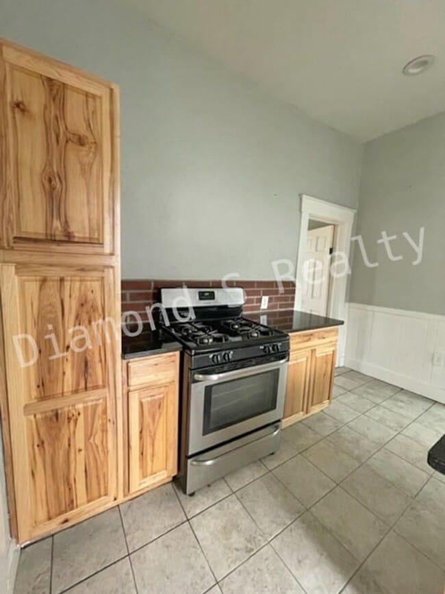 Building Photo - 3 Bedroom Bungalow available Early June!