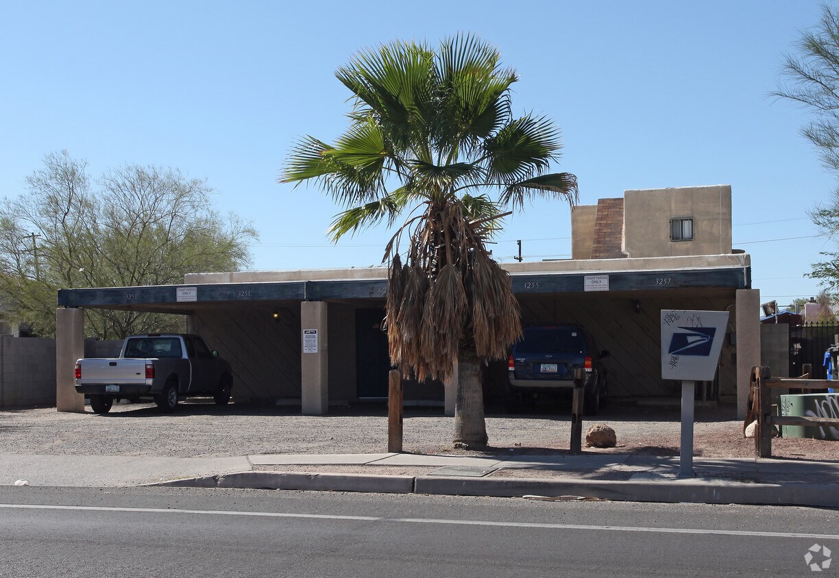 Foto del edificio - 3251-3257 N Stone Ave