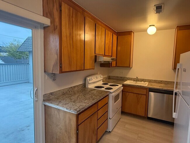 Foto del edificio - 3251 Santa Clara Ave