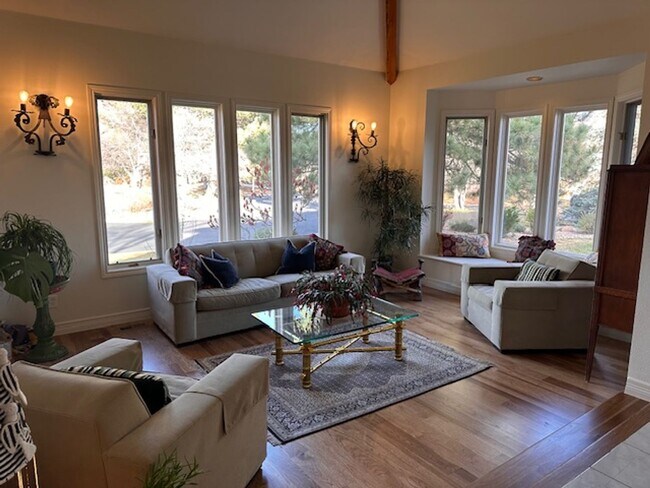 Foto del edificio - Wonderful, Sun-Filled 4-Bed 5-Bath Home on Enclosed Double-Lot on Coal Creek Golf Course in Louis...