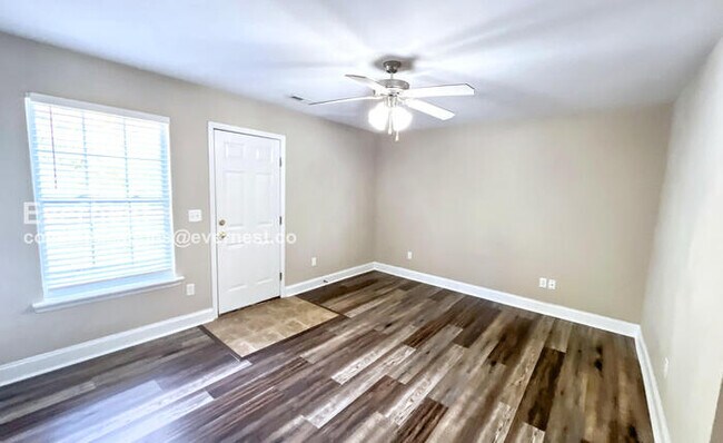 Foto del edificio - 3 Bed, 2 Bath Townhome with Off-Street Par...