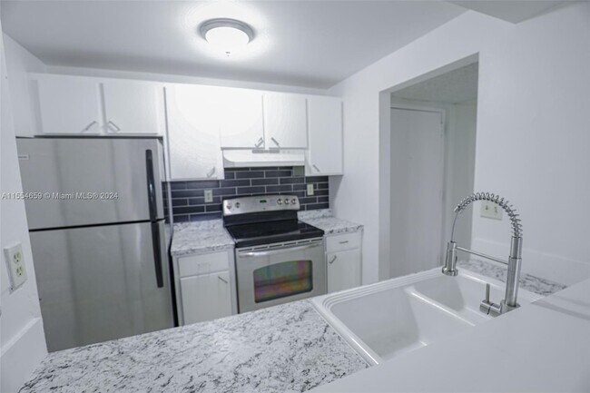 Foto del edificio - 7165 NW 186th St