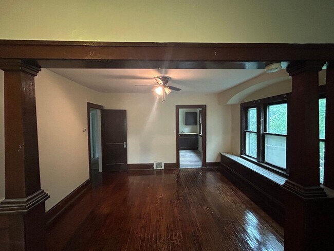 Building Photo - 13513 Benwood Ave