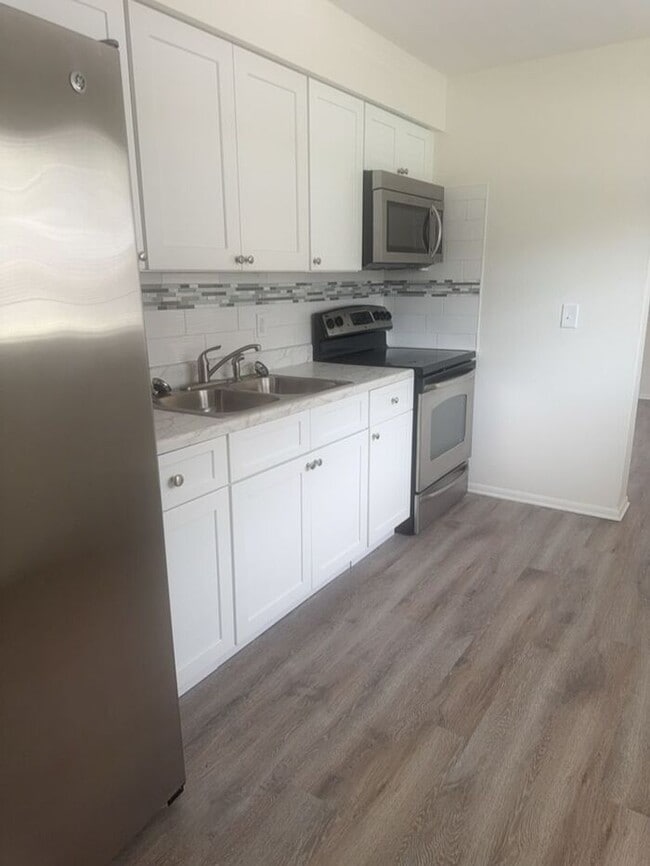 Building Photo - Remodeled 1/2 duplex on corner lot in St. Cloud