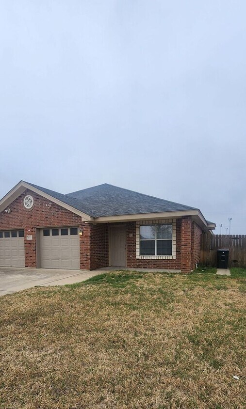 Foto principal - Coming Soon – 3 Bedroom Duplex Near Clear ...