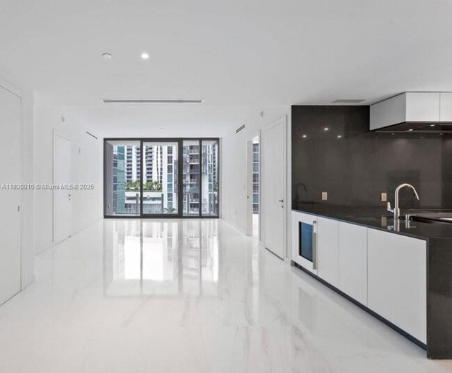 Building Photo - 300 Biscayne Boulevard Way