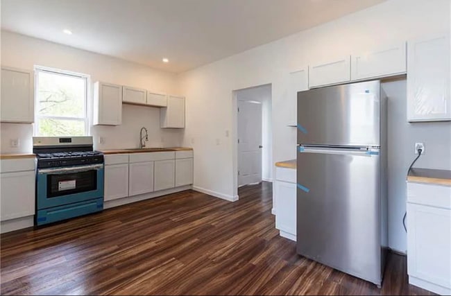 Photo - 417 E Burgess St House