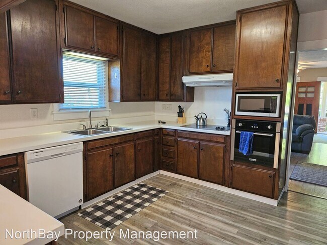 Building Photo - 3 br, 2 bath House - 1595 N Main St