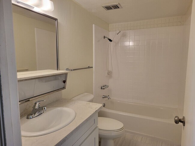 Foto del edificio - Parking, Large Lanai, Desirable location (RRLLC)