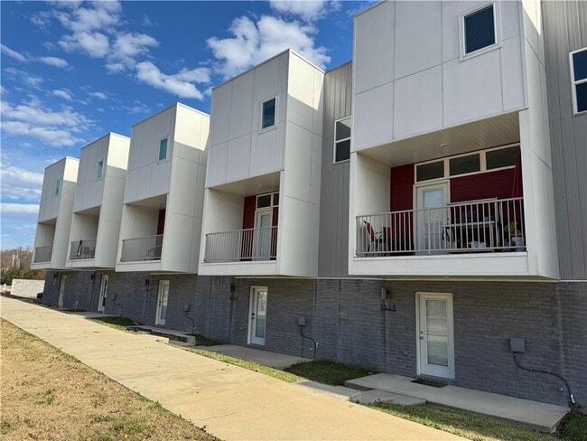 Foto del edificio - 1636 S Razorback Rd