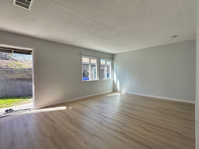 Foto del edificio - 684-686 W. 21st St.