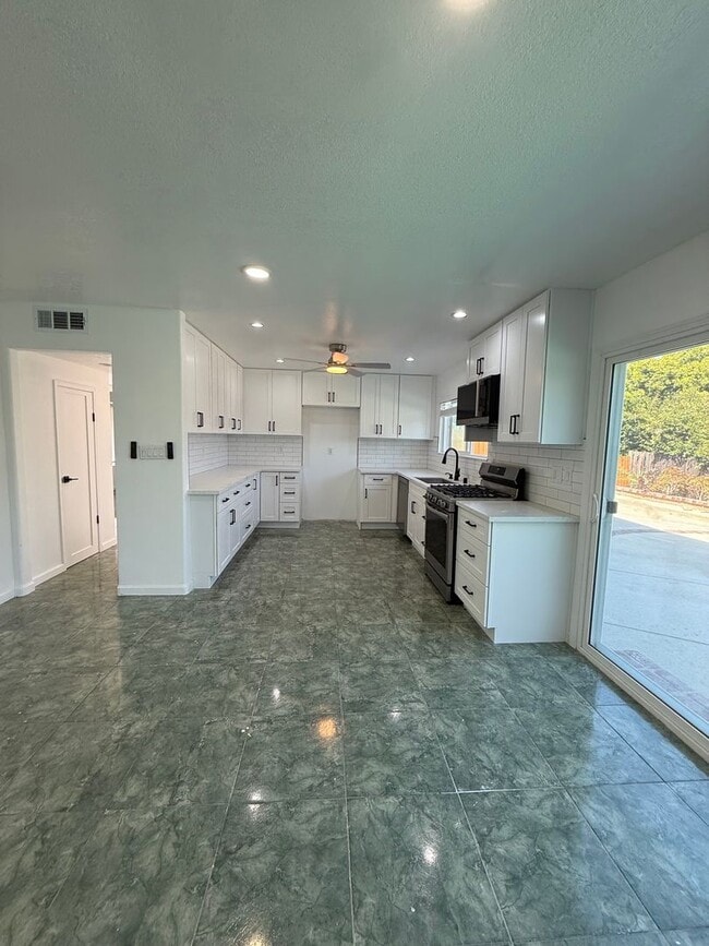 Building Photo - 4 bed, 3 bath pool home with RV access in West Simi Valley