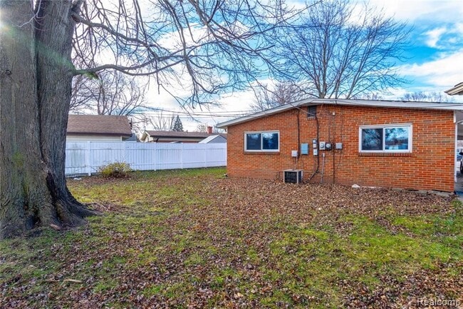 Building Photo - 1721 DULONG, MADISON HEIGHTS - HOME AVAILA...