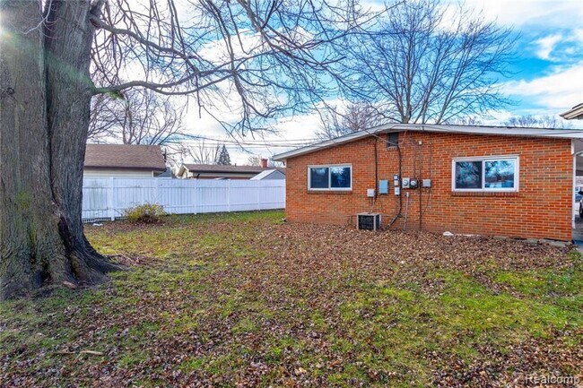 Foto del edificio - 1721 DULONG, MADISON HEIGHTS - HOME AVAILA...
