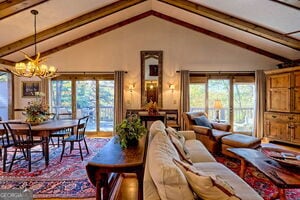 Building Photo - 842 Saddle Back Cir