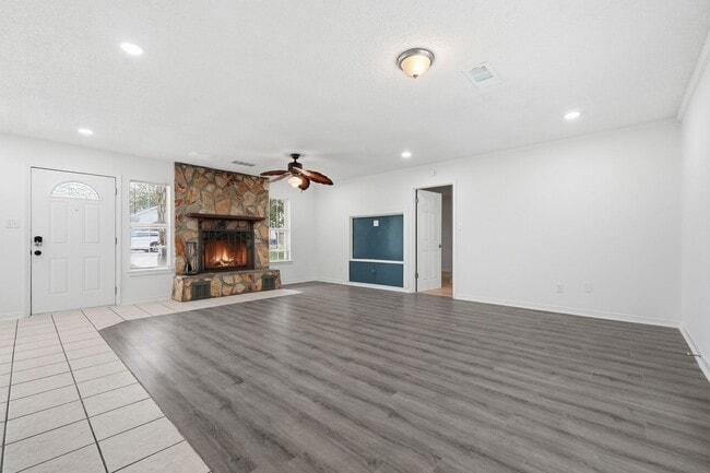 Building Photo - 3BR w/ IDEAL location near Hurlburt Field!!