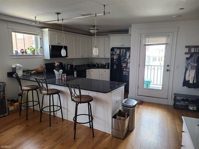 Building Photo - 4 br, 3 bath House - 10 Fern St