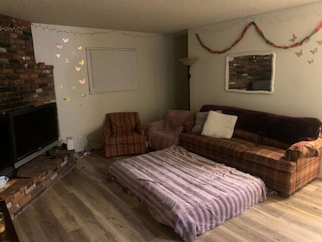 Building Photo - 621 W 7th St