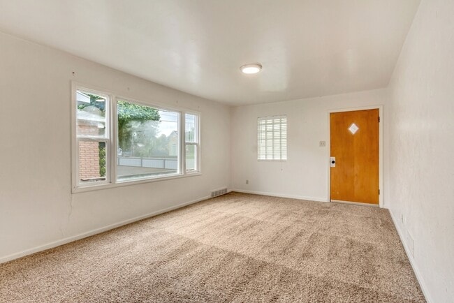 Building Photo - 35 E 600 N
