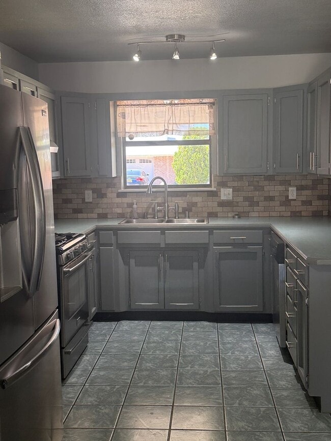 Building Photo - Delightful Home in a delightful and popular area.