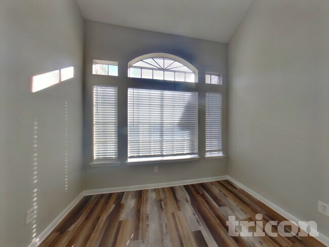 Foto del edificio - 7114 River Garden Dr